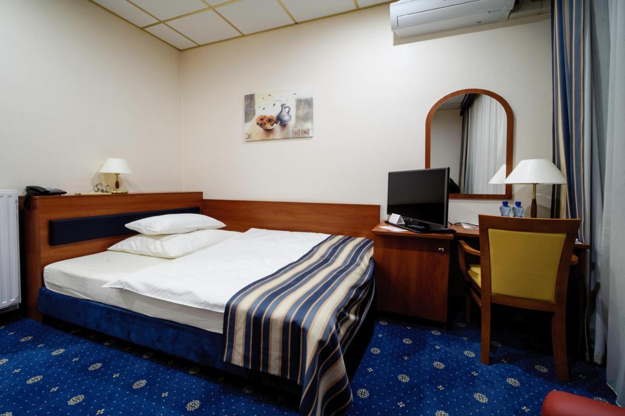 Skyhotelgwarna Legnica Exterior foto