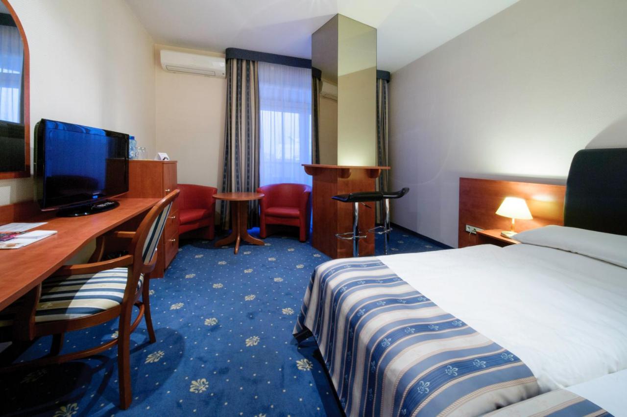 Skyhotelgwarna Legnica Exterior foto