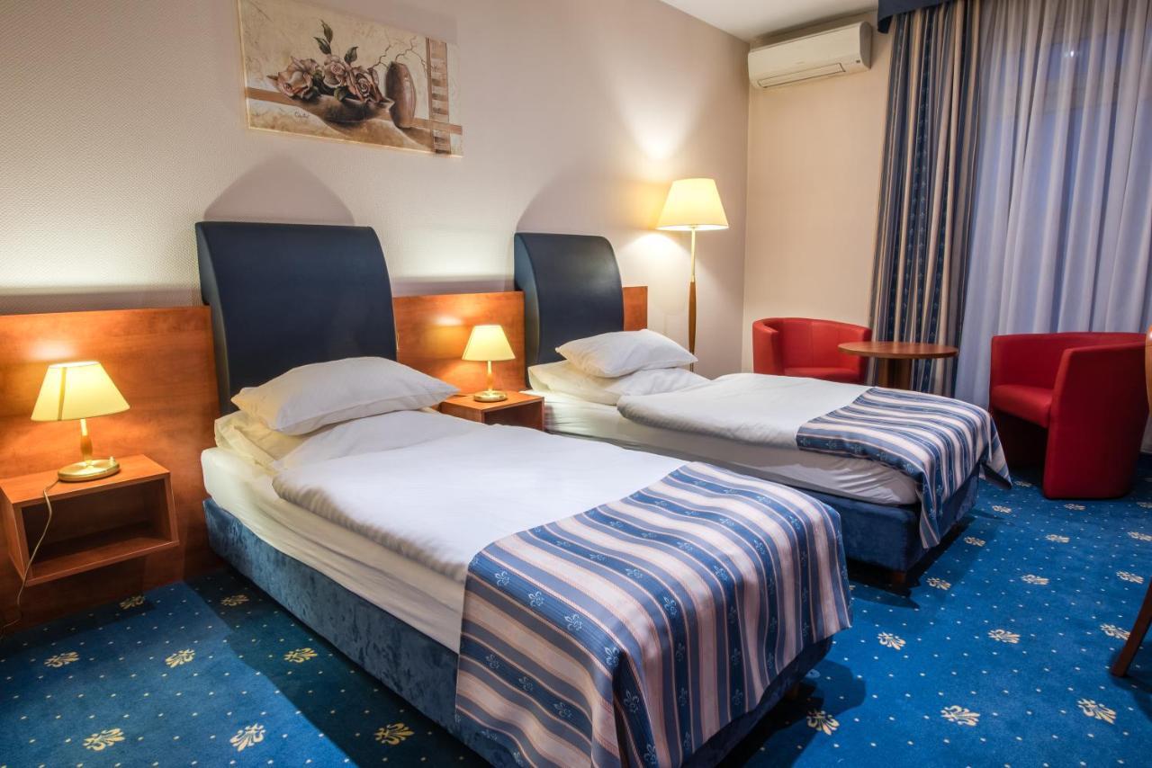 Skyhotelgwarna Legnica Exterior foto