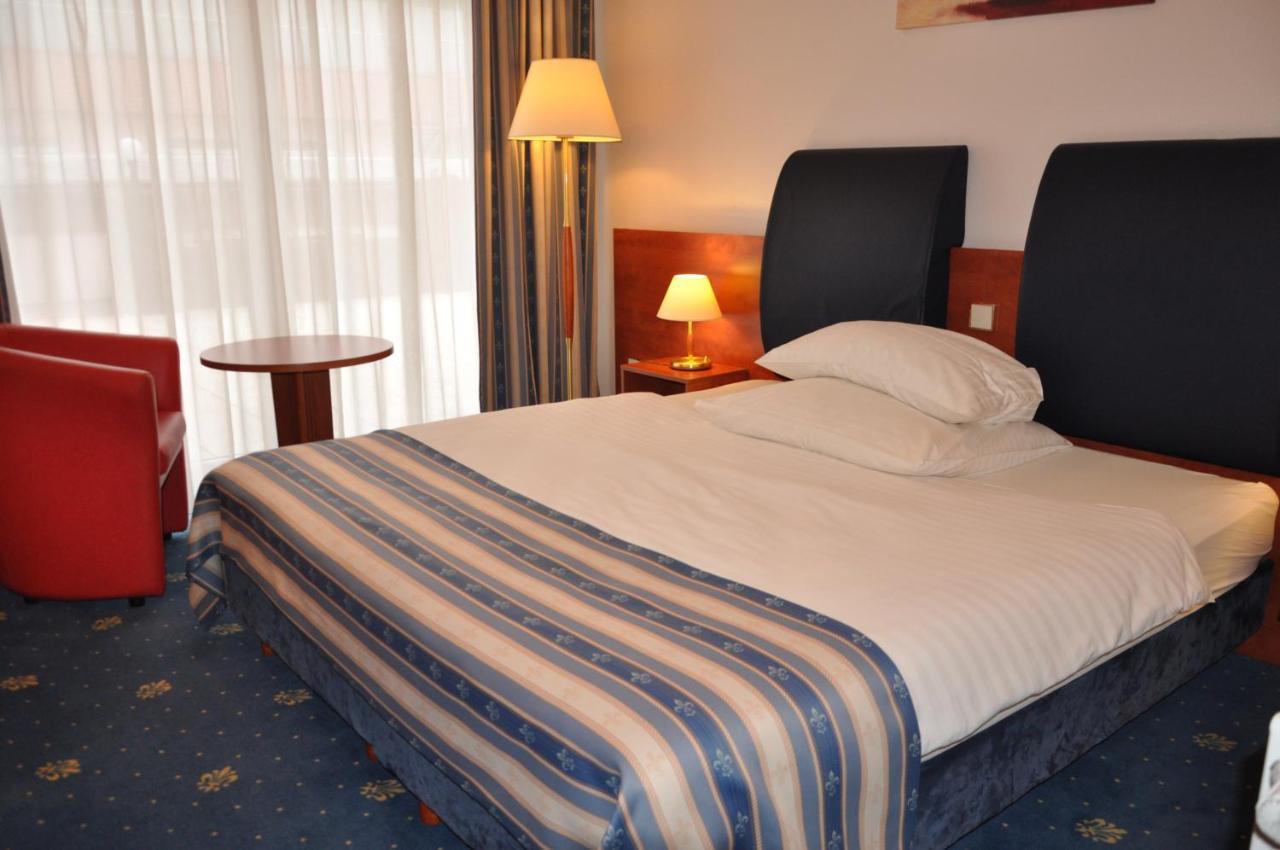 Skyhotelgwarna Legnica Exterior foto