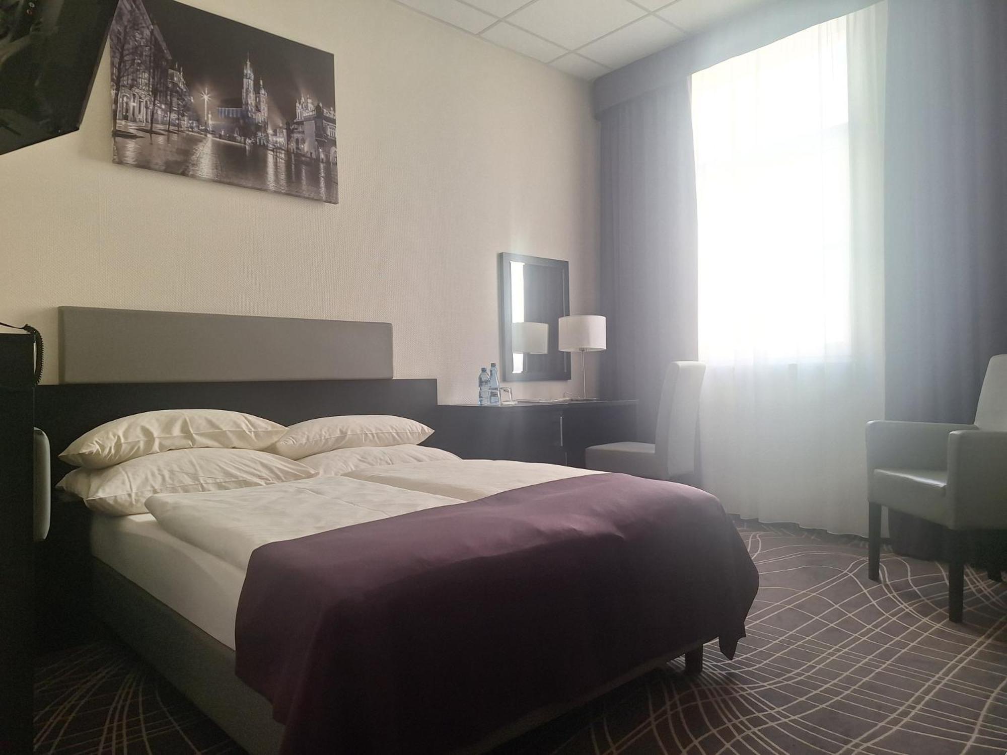 Skyhotelgwarna Legnica Exterior foto