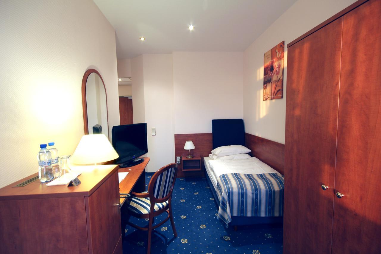 Skyhotelgwarna Legnica Exterior foto