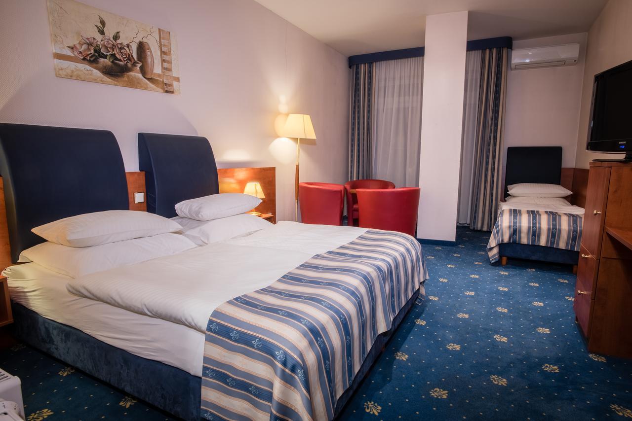 Skyhotelgwarna Legnica Exterior foto