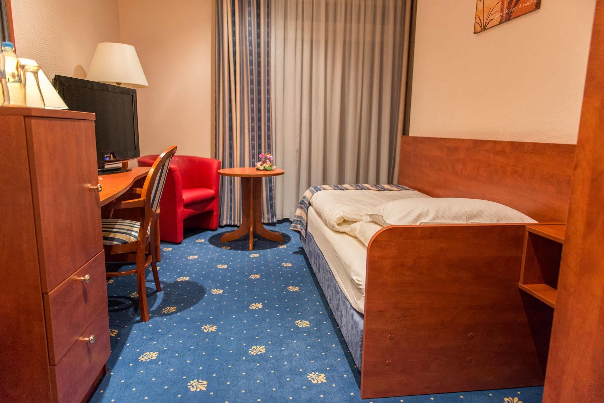 Skyhotelgwarna Legnica Exterior foto