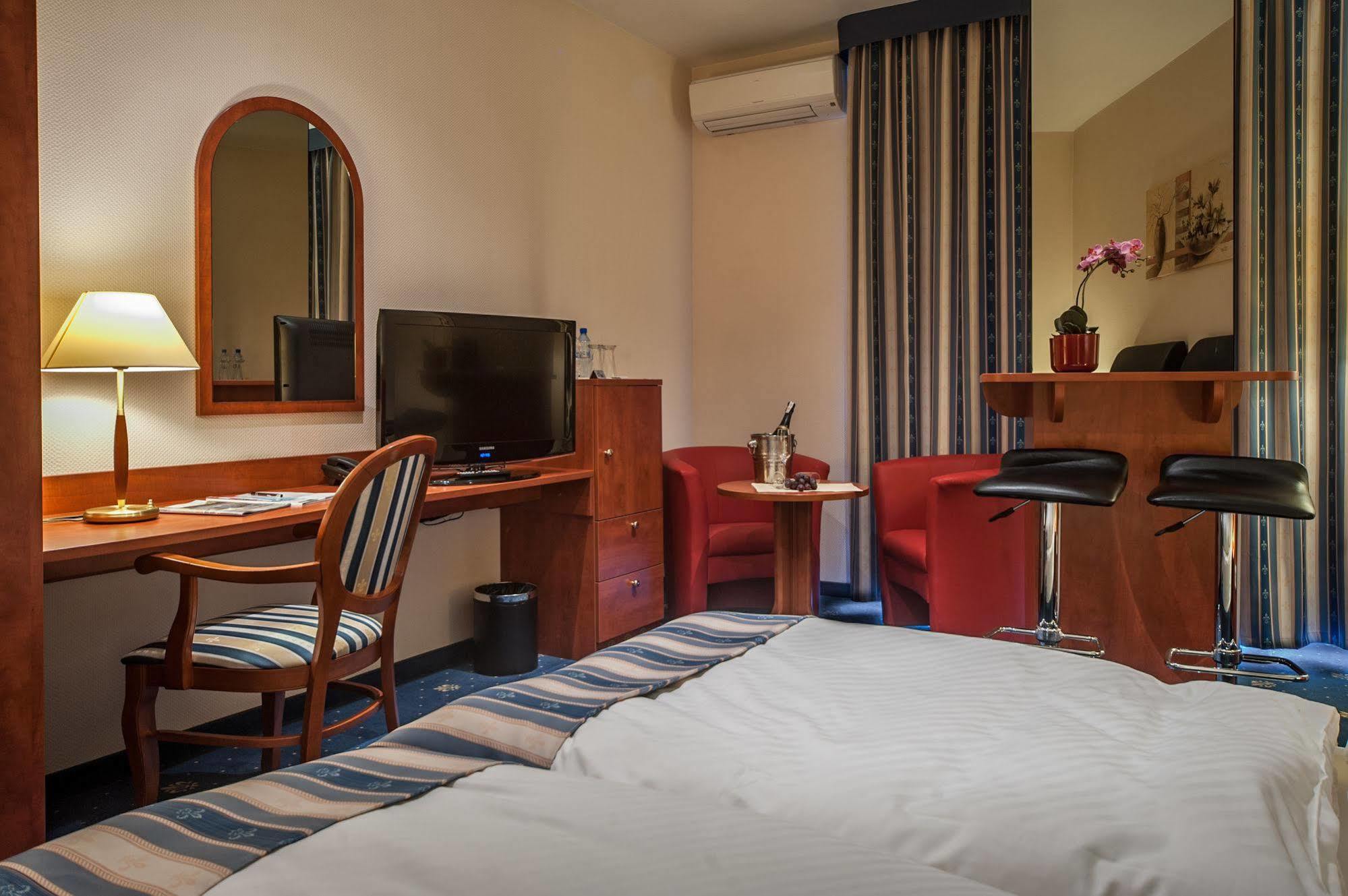 Skyhotelgwarna Legnica Exterior foto