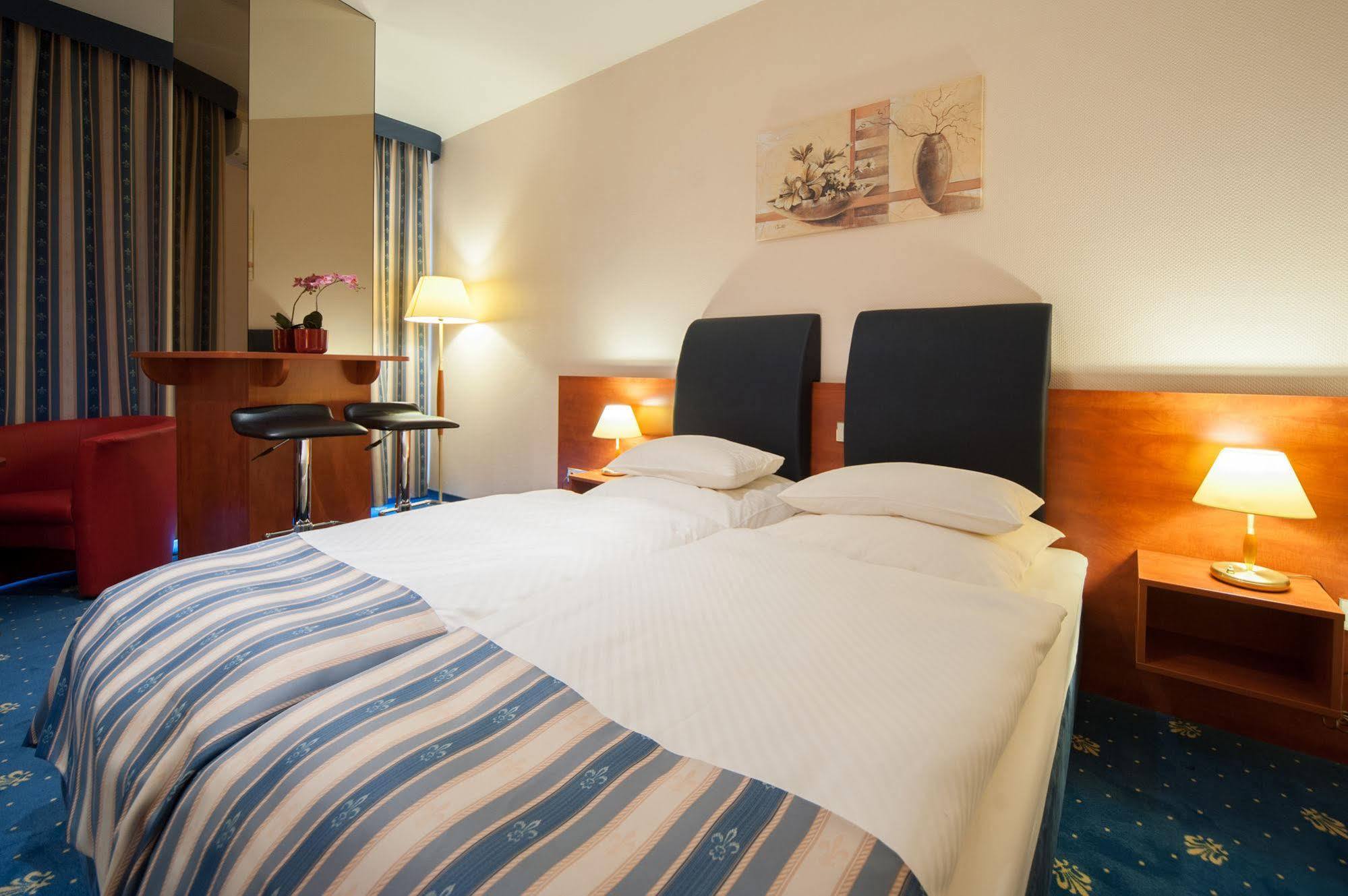 Skyhotelgwarna Legnica Exterior foto