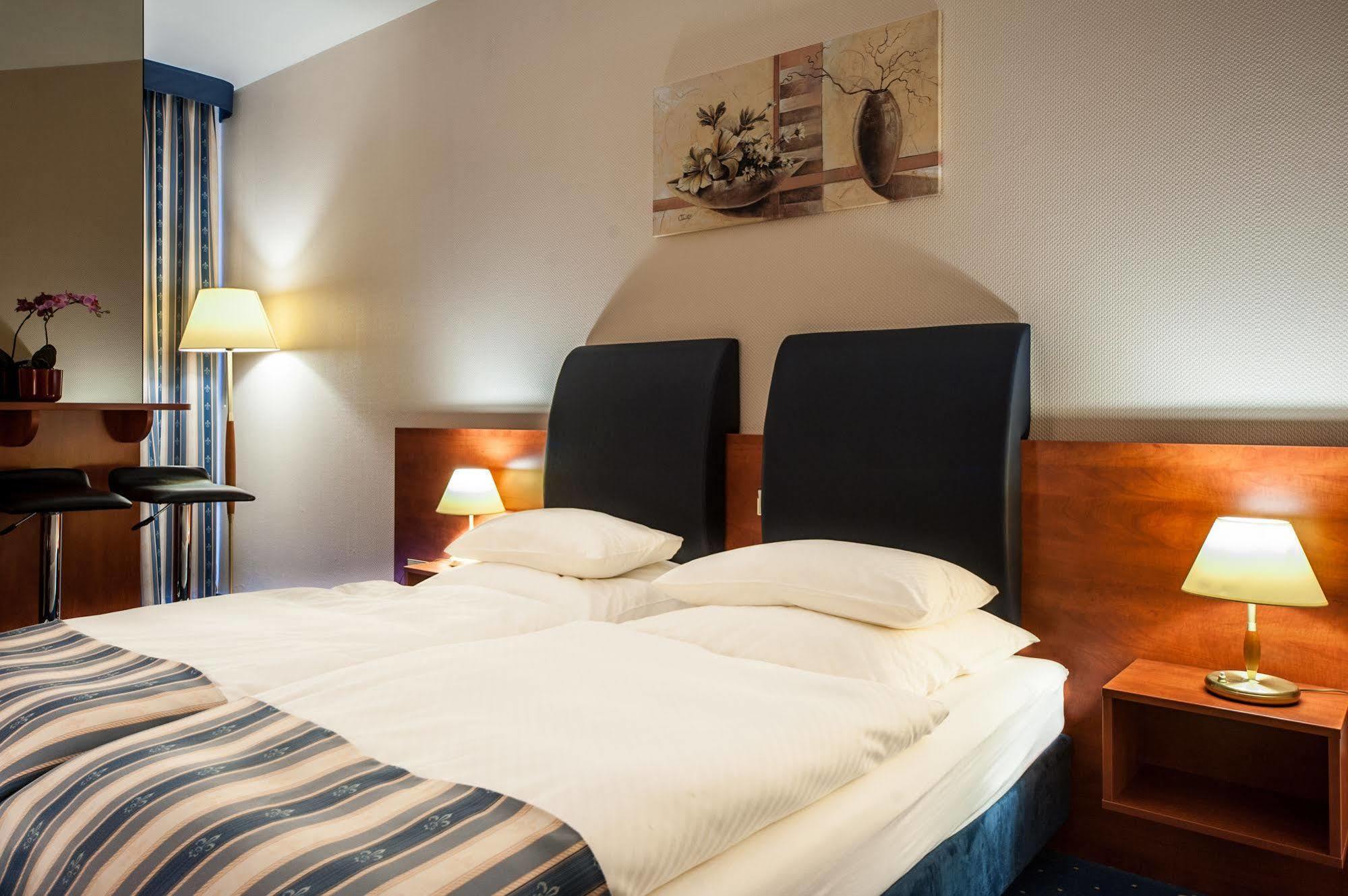 Skyhotelgwarna Legnica Exterior foto