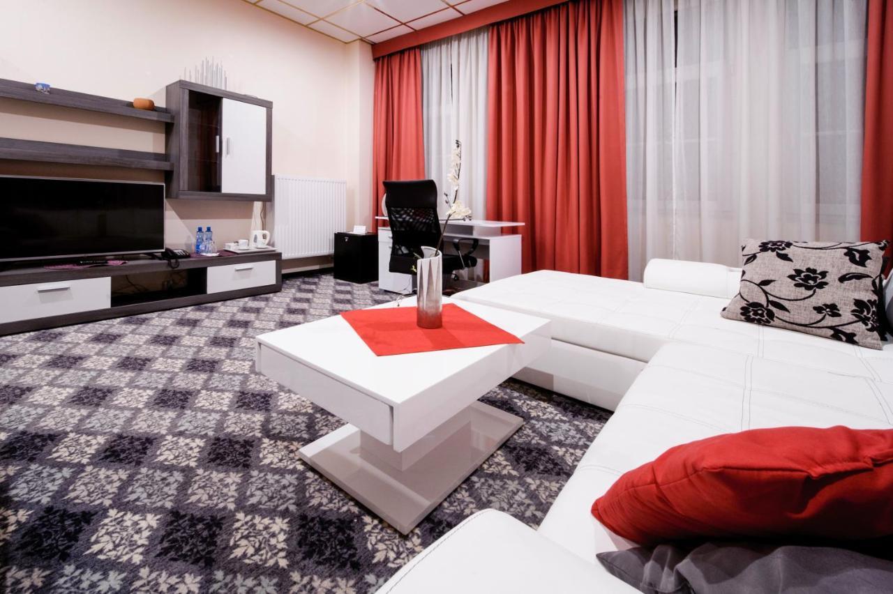 Skyhotelgwarna Legnica Exterior foto
